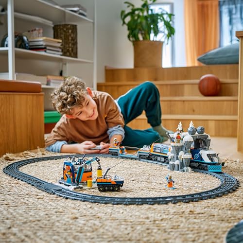 LEGO City 60470 Polarexpress, ferngesteuerter Zug mit Schneepflug, 22 Schienen, 6 Figuren & Felssturz-Funktion, ab 7 J.