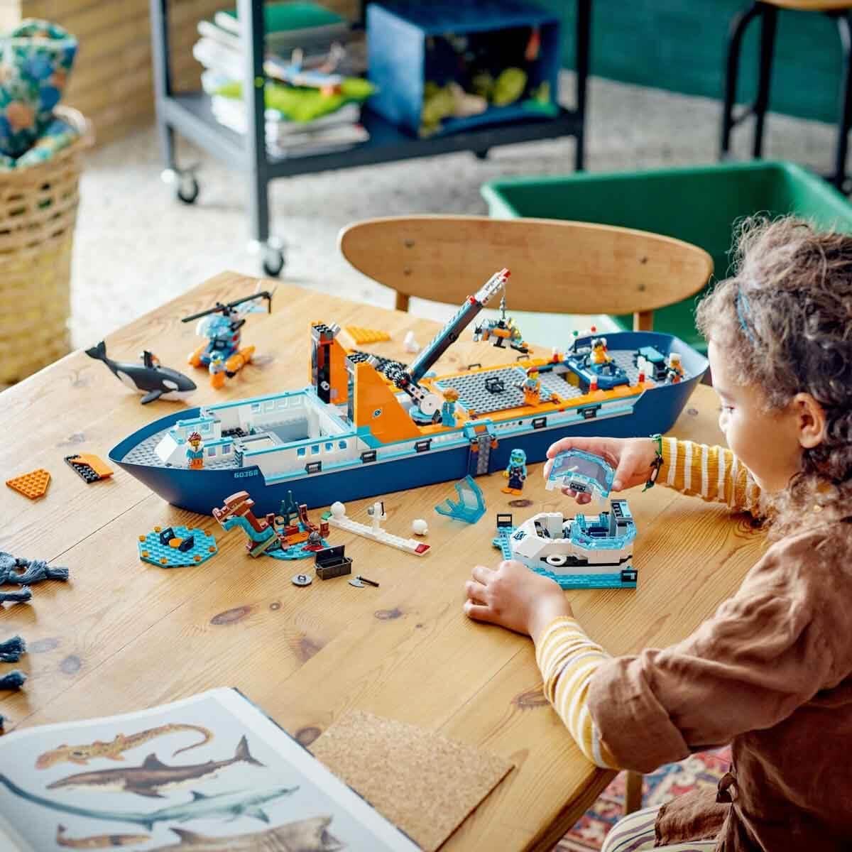 LEGO City Forschungsschiff 60368, schwimmfähiges Boot mit Hubschrauber, Beiboot, ROV, Wrack & Orca, Geschenk ab 7 J.